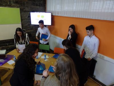 O grupo de 1º de BAC esperando a tomar posicións na mesa que deixan libre os seus compañeir@s de 2º.
