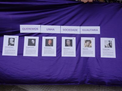 Unha selección de mulleres loitadoras galegas para figurar na pancarta da concentración realizada no centro e na praza do Concello.

