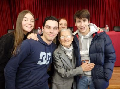 Acompañada de Paula, Bruno, Ana Canabal (profe) e Pablo Fernández.
