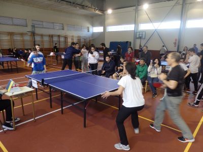 Damián e Sergio competindo contra Fernanda e Alberto (profes) na final de consolación de dobres.
