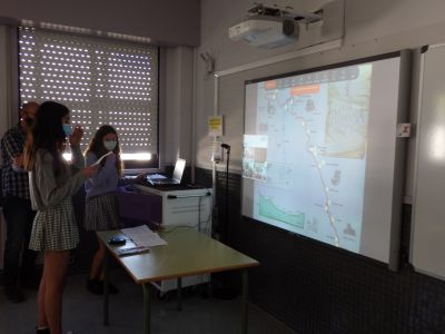 Yoana (4º ESO) na súa intervención sobre a arte románica próxima ao centro.
