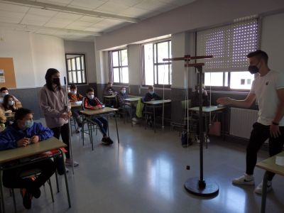 Representando a utilización da groma ao alumnado de 1º da ESO e ao resto de participantes por videoconferencia.
