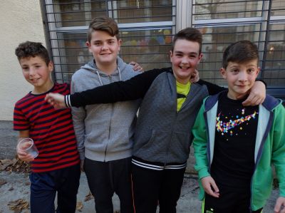 Alumnos de 1º da ESO no seu primeiro magosto no centro.
