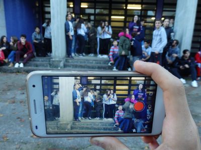 Un fan gravando a actuación dalgunhas alumnas de 4º
