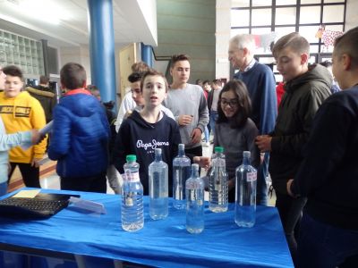 Alumnado de 1º e 2º da ESO diante da mesa do Ludión, compartindo a actividade con Antón (profe de Física e Química).
