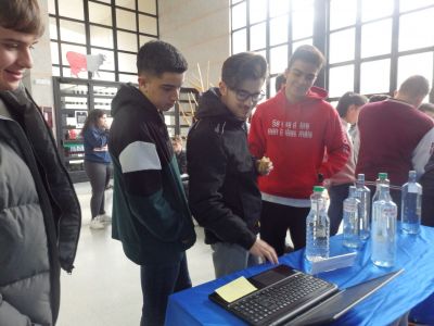 Alumnado de Bac preguntándose que será ese aparato negro, que se abre coma un libro, que ten teclas e unha pantalla!!
