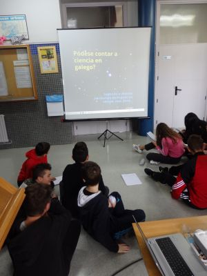 Alumnado de 1º da ESO diante do vídeo no que reputados científicos defenden a oportunidade e vantaxes do ensino da ciencia en galego.
