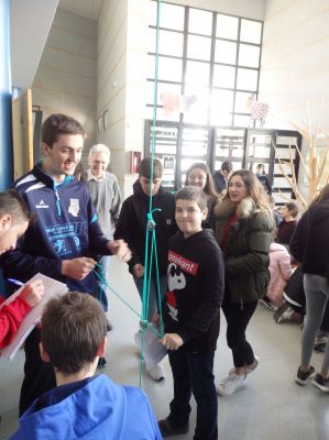 Alumnado de Bac e da ESO, experimentando coas poleas para interpretar o seu funcionamento.
