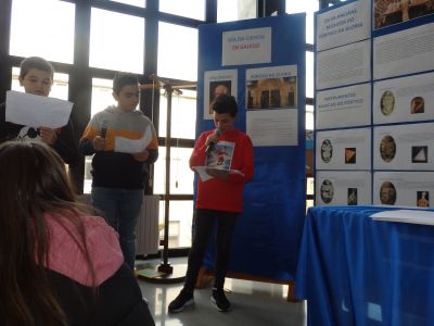 Iván, Alejo e Andrés, de 1º da ESO, intervindo coa lectura dun texto explicativo sobre o Pórtico da Gloria.
