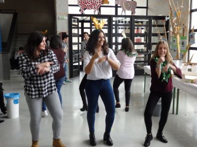 Coreografía de alumnas de 1º e 2º de BAC
