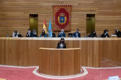 Paula ao comezo da súa primeira intervención no debate final, co xurado detrás.
