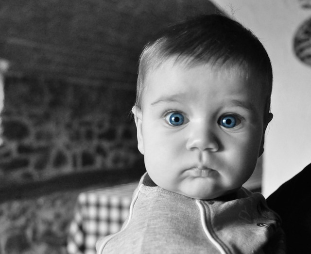 Bebé sorprendido. Imaxe de Dominio Público procedente de Pixabay.