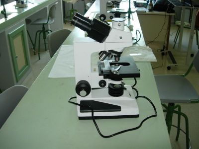 f. Microscopio óptico binocular 
