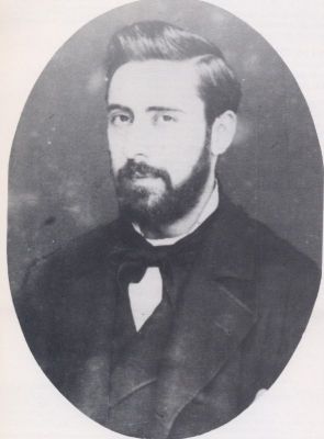 03. RETRATO DE MANUEL CURROS ENRÍQUEZ
Até os 26 anos non regresa a Galicia.

En Madrid implicouse na vida política e colaborou na prensa. Nesta época, tanto a través da súa obra xornalística como da literaria, podemos ver a ideoloxía republicana e progresista de Curros que, como moitos intelectuais da súa época, acreditaba en que o progreso científico, o dereito e a educación traerían a felicidade a todos os homes. O seu ideal de goberno era unha democracia burguesa, laica e progresista, e de aí o seu anticlericalismo, posto que a Igrexa era un dos piares máis fortes de oposición a este sistema.

