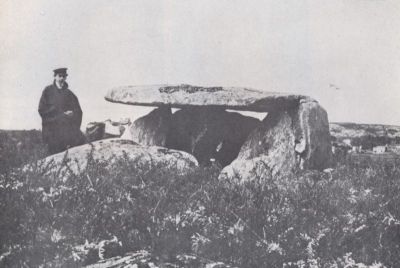 10. O DOLMEN DE DOMBATE
Camiño da reitoral de Nemiña pasaba diante do dolmen de Dombate ao que lle adicaría este poema de Queixumes dos Pinos:

O DOLMEN DE DOMBATE

Aínda recordo, aínda,
cand'eu era estudiante,
garrido rapacete
que ben rexerse sabe,
cand'iba p'ra Nemiña
a estudiar o arte
do erudito Nebrija
e do bo Villafañe,
qu'iba a cabalo, ledo,
como fan os rapaces.
Pasado Vilaseco,
lugar batido do aire,
no alto da costa d'Ures,
de montesía canle;
pasado Vilaseco,
indo p'la gandra adiante,
xa vía desde lonxe 
o dolmen de Dombate.
Deixando Fonte-Fría
cara o lado de Laxe,
e levando o camiño
de San Simón de Nande,
polo chan de Borneiro
de cativos pinales,
cuase pasaba a rentes 
do dolmen de Dombate.
........................................
Entonces eu deixando
ambas rendas flotantes,
pensoso iba cuidando,
p'la Viqueira salvaxe,
nos nosos xa pasados,
nos celtas memorabres,
nas súas antigas glorias,
nos seus duros combates,
nos nosos vellos dolmens
e castros verdexantes.
E despois a Nemiña,
ou que fose ou que tornase,
ó velo desde lonxe,
indo p'la gandra adiante,
sempre ledo escramaba:
"¡O dolmen de Dombate!".
Agora que pasano
meus anos xogorales,
agora que só vivo
de tristes suïdades,
que cumpro con traballo
meu terrenal vïaxe
e qu'a miña cabeza
branquea a grave edade,
aínda recordo, aínda,
o dolmen de Dombate.
