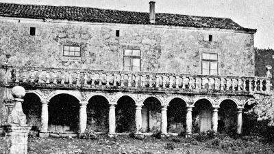 12. Pazo de Arretén
En 1862, o ano da morte da nai da poeta, don José María de Castro, tío de Rosalía e dono do Pazo de Arretén, socorreraa vendendo doce ferrados de maínzo.

O Pazo de Arretén, na parroquia de Iria, foi propiedade dos Castro até a morte do tío materno de Rosalía, don José María de Castro. Aquí pasará a autora diversas tempadas.

