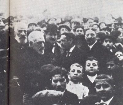 33. PONDAL NO SEGUNDO CABODANO DE CURROS ENRÍQUEZ
Instálase definitivamente na Coruña a partir de 1908 e  vive recluído en diferentes hospedaxes sen facer ningunha caste de vida social. 

Isto non impide o seu recoñecemento como académico honorario por parte da Academia de Poesía Española de Madrid en 1910, cando xa levaba 25 anos sen publicar nada en español.

Tamén acode ao segundo cabodano do enterro de Curros en 1910.
