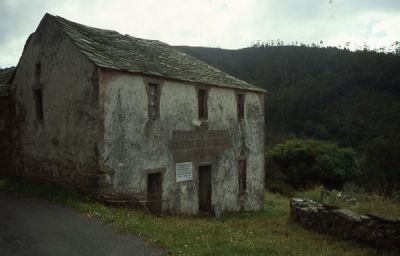 Escola de indianos de Cabo, Viveiro
Campo de Cabo, San Pantaleón de Cabanas, Ourol (Lugo). Modesta escola sostida pola sociedade “Vivero y su Comarca” formada por emigrantes residentes en La Habana.
