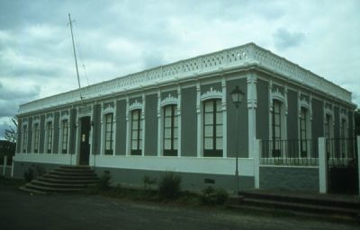 Escola de indianos de Cervás
Cervás, Ares (A Coruña). Edificio escolar levantado en 1925 pola sociedade “Centro de Instrucción, Protección y Recreo de Cervás”, formado por emigrantes radicados nos Estados Unidos.
