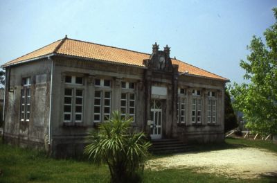 Escola de indianos de Negreira
Cobas, Negreira (A Coruña). Grupo escolar construído pola sociedade Unión Barcalesa, desde A Habana, inaugurado en 1922.
