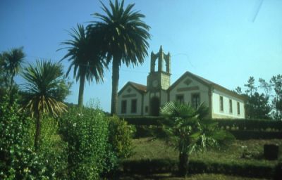 Escola de indianos de Padróns
Padróns, Ponteareas (Pontevedra). Escolas e local sindical promovido polos irmáns Generoso e José Benito Barcia Boente, emigrados a Iquitos, Perú. Este edificio foi inaugurado en 1915.
