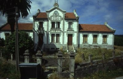 Escola de indianos de San Adrián, Ortigueira
San Adrián, Ortigueira (A Coruña). Grupo escolar que a “Sociedad de Instrucción San Adrián” levantou naquela parroquia en 1912.
