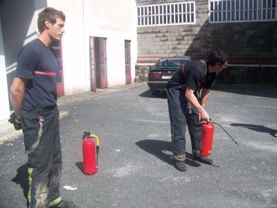 Prácticas de extinción de incendios
Dous bombeiros de Ferrol explicando aos alumnos do Ciclo como se manexa un extintor
