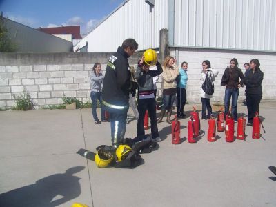 Prácticas de extinción de incendios
Añlumnas do Ciclo Medio de Laboratorio proñéndose o casco de bombeira
