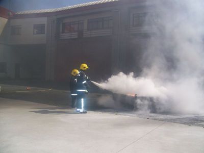 Clase práctica extinción de incendios
Alumno do Ciclo Medio de Laboratorio usando un extintor baixo a supervisión dun bombeiro.
