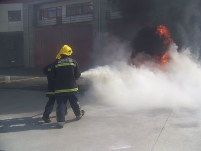 Prácticas de extinción de incendios
Alumno do Ciclo Medio de Laboratorio acercándose ao incendio para apagalo cun extintor coa axuda dun bombeiro
