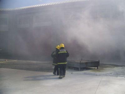 Prácticas extinción de incendios
Alumno do Ciclo Medio de Laboratorio que apagou o incendio cun extintor coa axuda dun bombeiro

