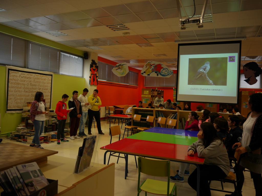 Alumnado de 1º B recitando poemas de Manuel María