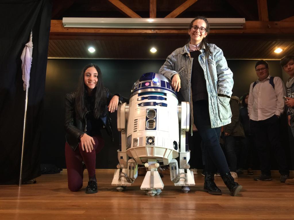 Alumado de 3º ESO na obra Quijote R2-D2