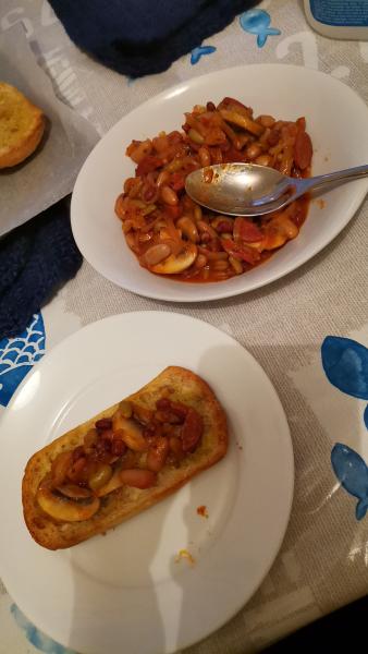 Desayuno Irlandés: tostadas de carne picada con champiñones, huevo, chorizo y habas