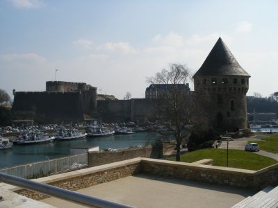 La tour Tanguy et en arrière-plan le château de Brest
