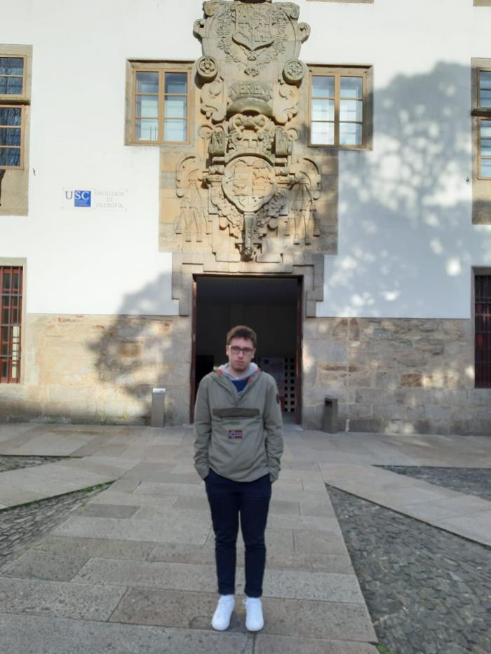 Brais Velay diante da Facultade de Filosofía de Santiago de Compostela