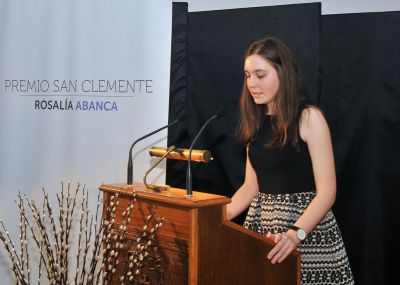 Lucia Sarceda lendo a acta do premio en lingua extranxeira
