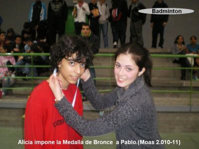 2.010-11 Badminton.Campeones de 3º y 4º.VIII torneo.Alicia impone la Medalla de Bronce a Pablo.
