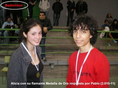 2.010-11 Badminton.Campeones de 3º y 4º.VIII torneo.Alicia recibe su Medalla de Oro de manos de Pablo.
