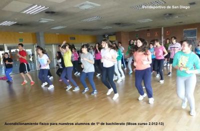 2.012-13 Condición Física.Alumnos de 1º de Bachillerato en el Polideportivo de San Diego.Gracias por su colaboración.
