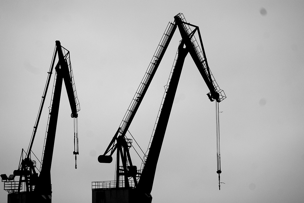 "Os “cabalos” do porto de Vilagarcía de Arousa" por Cristina Asensi
 Os “cabalos” do porto de Vilagarcía de Arousa. 21-01-2018 
As grúas da fotografía son infraestruturas de grandes dimensións do porto de Vilagarcía, vistas dende a praia de A Concha. Realizan o traslado da carga entre o peirao e o barco, permitindo que estes traballos se realicen de forma rápida. 
O porto de Vilagarcía é fundamental para o desenvolvemento económico da comarca, e é un enclave estratéxico no tráfico marítimo en Galicia. Conta con equipamentos para todo tipo de mercadorías, incluíndo terminal de contedores. Os peiraos do recinto moveron 1.201.760 toneladas de produtos no ano 2017, o que supón un récord nos seus rexistros. 
As grúas forman parte da paisaxe e, así como Don Quixote transformou os muíños en xigantes, eu imaxino uns enormes cabalos cabalgando ao lado do mar. 
Cristina.
