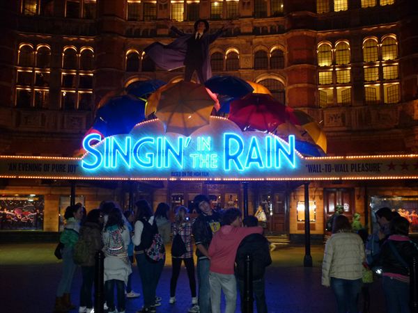musical singing in the rain
Palabras chave: Londres