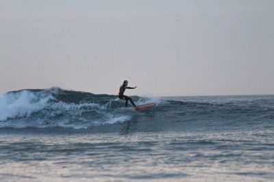 Surfeando en táboa de Madeira realizada no centro
Pablo Maciñeira, de ortegal Surf Escola, probando as táboas
