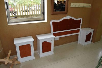 Dormitorio elaborado polo alumnado de FP básica, e cabeceiro reciclado de castiñeiro (recollido nun Punto Limpo)
