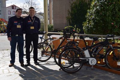 Dous profesores do centro no aparcadoiro de bicicletas fabricado para a entrada principal
