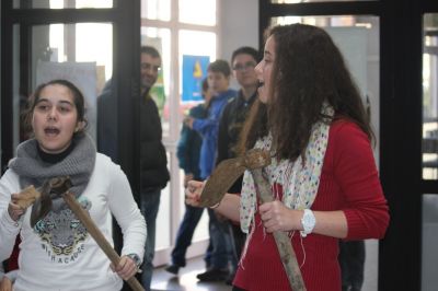 Muiñeira Aboal-Mondariz
Laura Rey (2T) e Adela Cebeiro (3A) interpretan  con raño e pedra a muiñeira Aboal-Mondariz no festival de Nadal 2013
Palabras chave: Nadal 2013 actuacións música