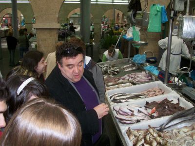 O profesor Fran no mercado
Aqui temos ao profesor Francisco Suárez explicándonos como se pode recoñecer ao peixe fresco.
