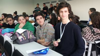 Alumnado na escola antes de facela proba