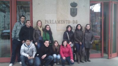 Ás portas do Parlamento de Galicia
