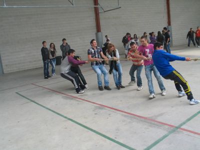 Tirando
Los jueces del pañuelo participando.
¿Estaría amañada la prueba?
